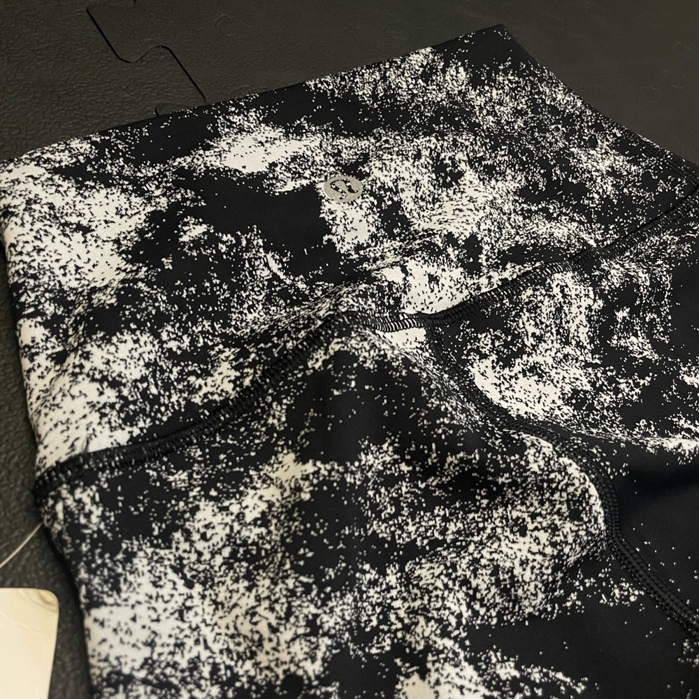 Wunder Under HR Tight 25” Black & White Spray Paint